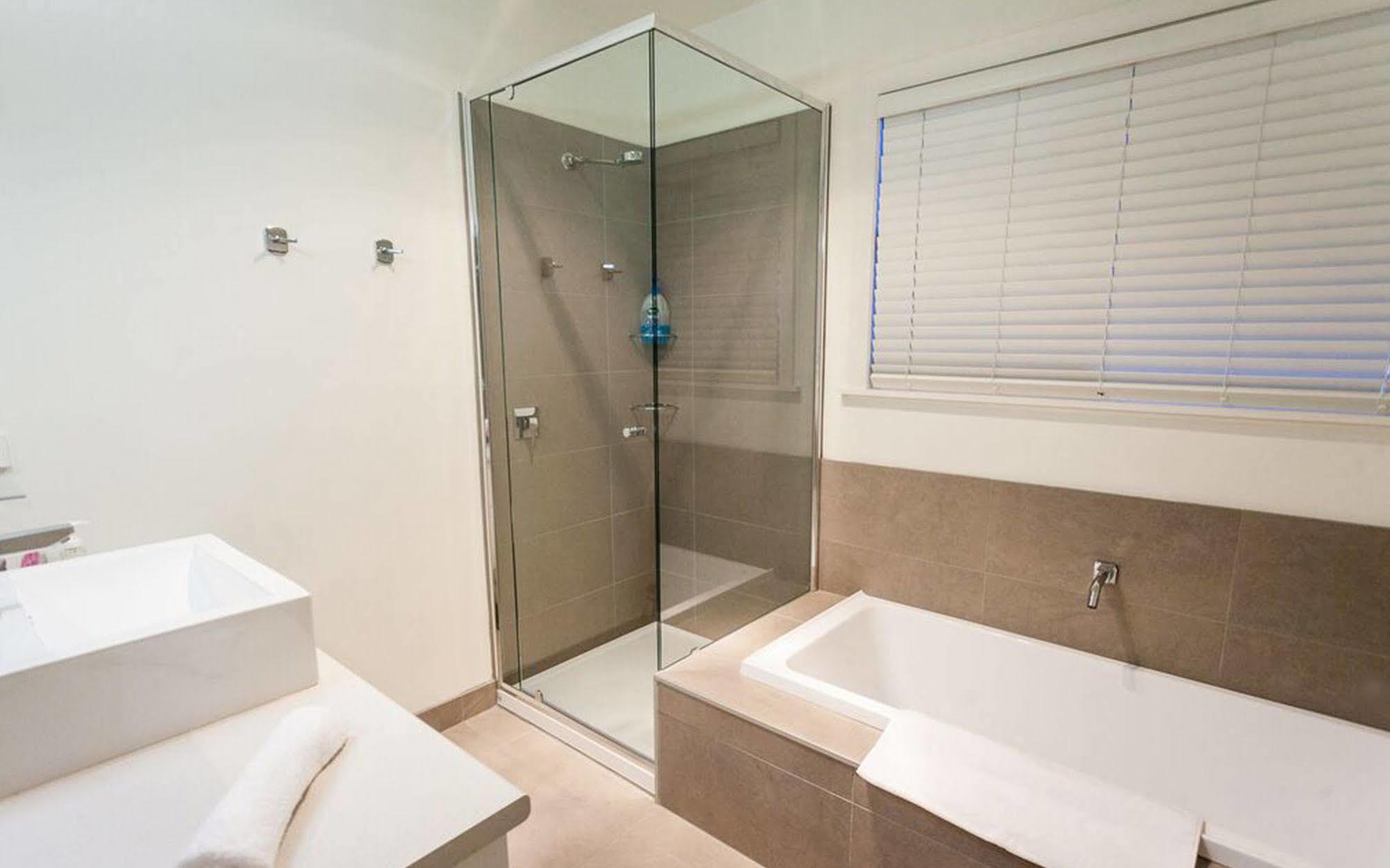 Point Lonsdale Holiday Apartments (Adults Only) Queenscliff Exteriör bild