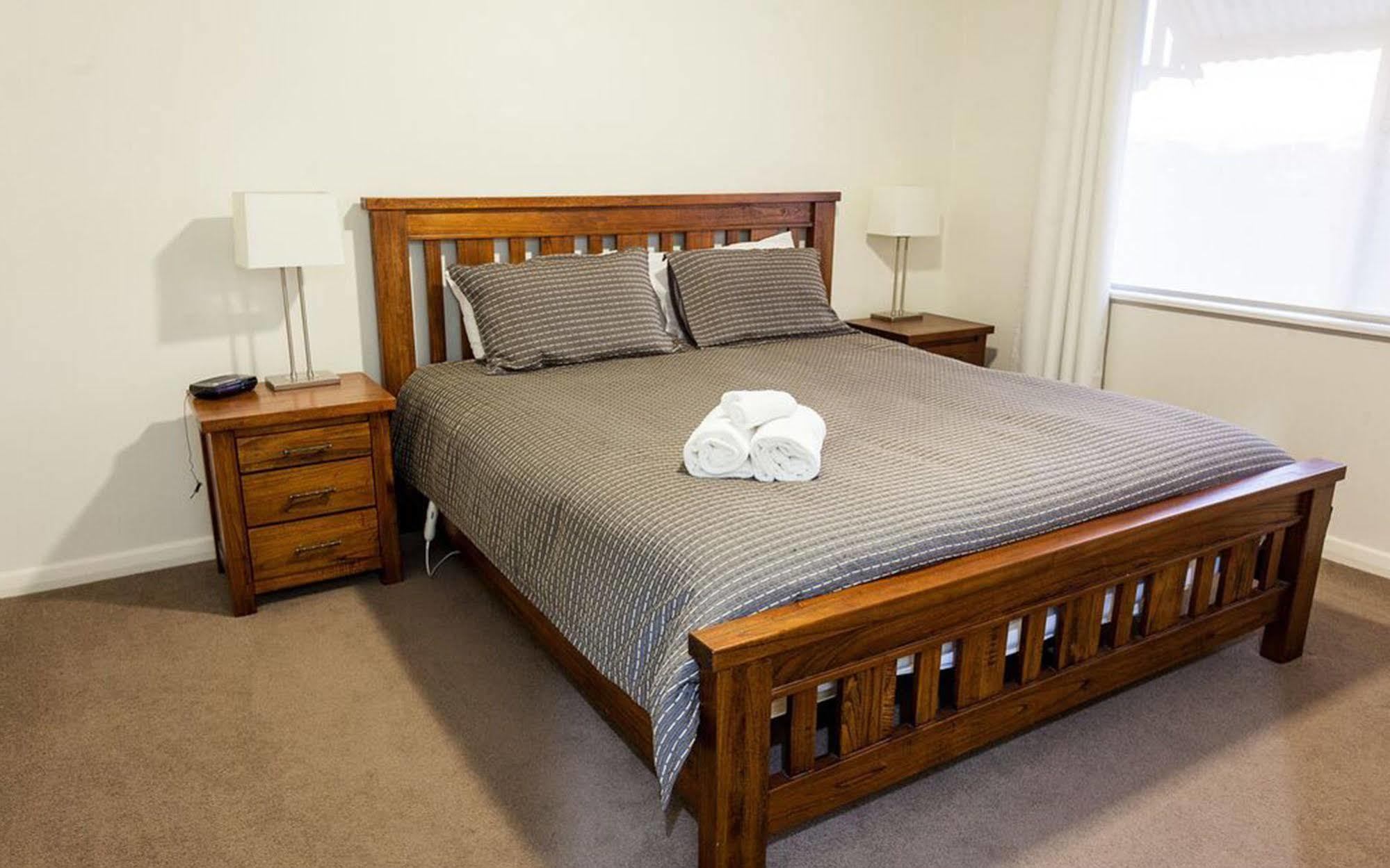 Point Lonsdale Holiday Apartments (Adults Only) Queenscliff Exteriör bild